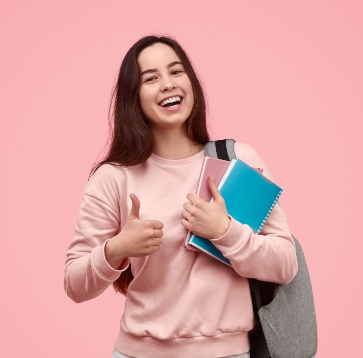 Bénéficiez d'aides pour votre santé étudiante Etudiante souriante avec le pouce en l'air - Bénéficiez d'aides pour financer votre mutuelle étudiante